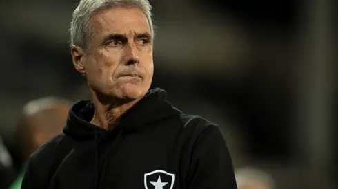 RJ – RIO DE JANEIRO – 31/05/2023 – COPA DO BRASIL 2023, BOTAFOGO X ATHLETICO-PR – Luis Castro tecnico do Botafogo durante partida contra o Athletico-PR no estadio Engenhao pelo campeonato Copa do Brasil 2023. Foto: Jorge Rodrigues/AGIF