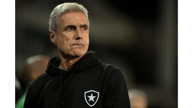 RJ - RIO DE JANEIRO - 31/05/2023 - COPA DO BRASIL 2023, BOTAFOGO X ATHLETICO-PR - Luis Castro tecnico do Botafogo durante partida contra o Athletico-PR no estadio Engenhao pelo campeonato Copa do Brasil 2023. Foto: Jorge Rodrigues/AGIF
