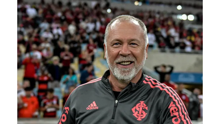 RJ - Rio de Janeiro - 05/10/2022 - BRASILEIRO A 2022, FLAMENGO X INTERNACIONAL - Mano Menezes tecnico do Internacional durante partida contra o Flamengo no estadio Maracana pelo campeonato Brasileiro A 2022. Foto: Thiago Ribeiro/AGIF