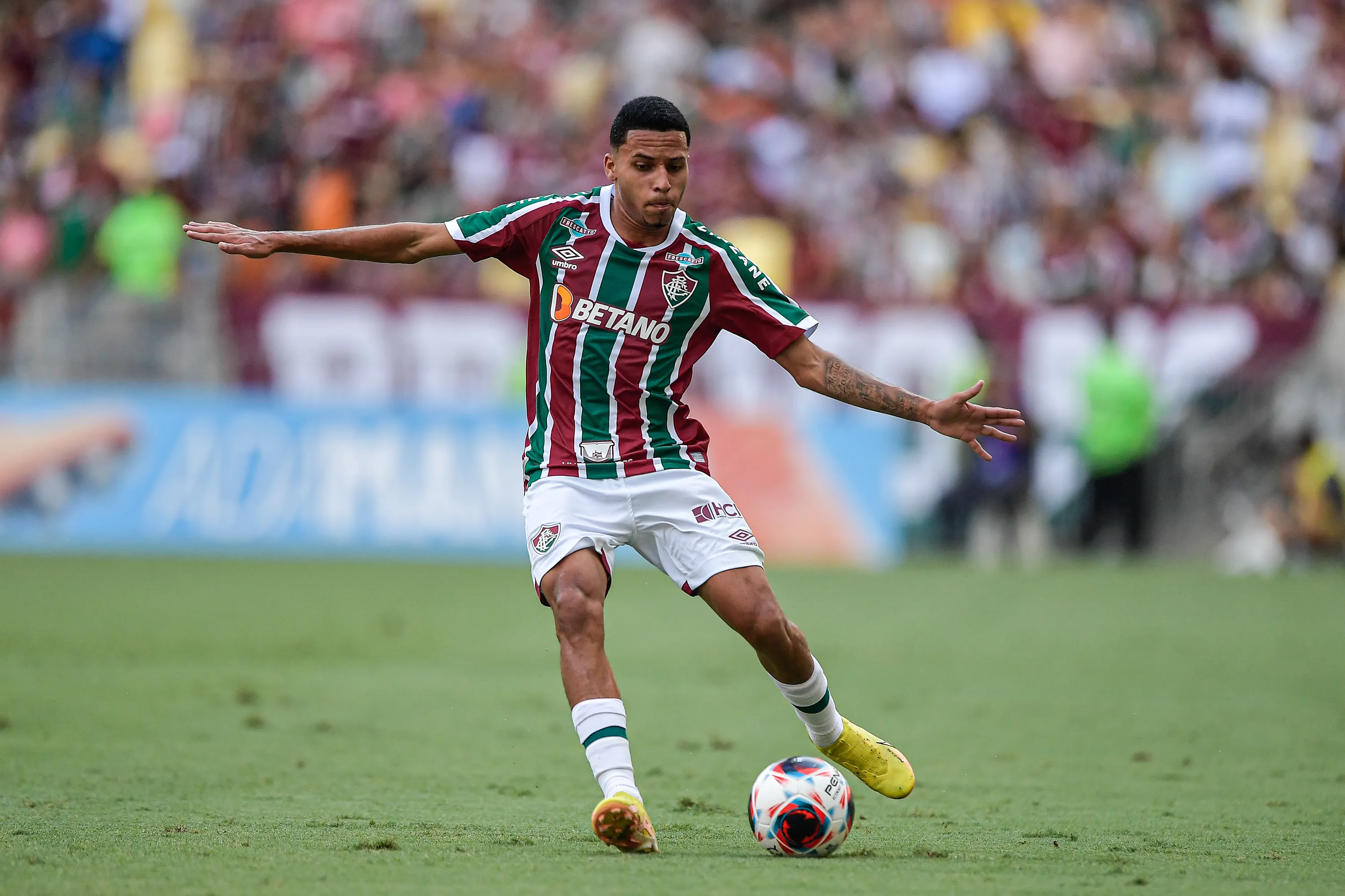 Foto: Thiago Ribeiro/AGIF – Alexsaner atuando pelo Fluminense