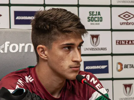 PIRANI+1! Torcida 'rasga na mão' duas peças do Fluminense 