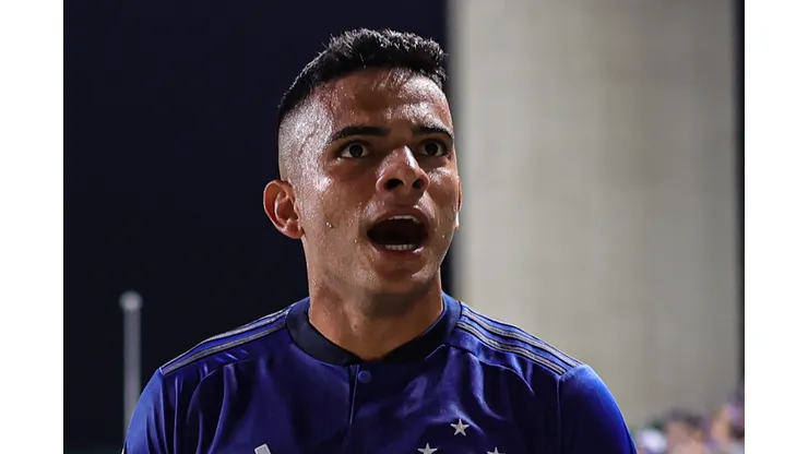 MG - BELO HORIZONTE - 06/05/2023 - BRASILEIRO A 2023, CRUZEIRO X SANTOS - Bruno Rodrigues jogador do Cruzeiro comemora a vitoria ao final da partida contra o Santos no estadio Independencia pelo campeonato BRASILEIRO A 2023. Foto: Gilson Junio/AGIF
