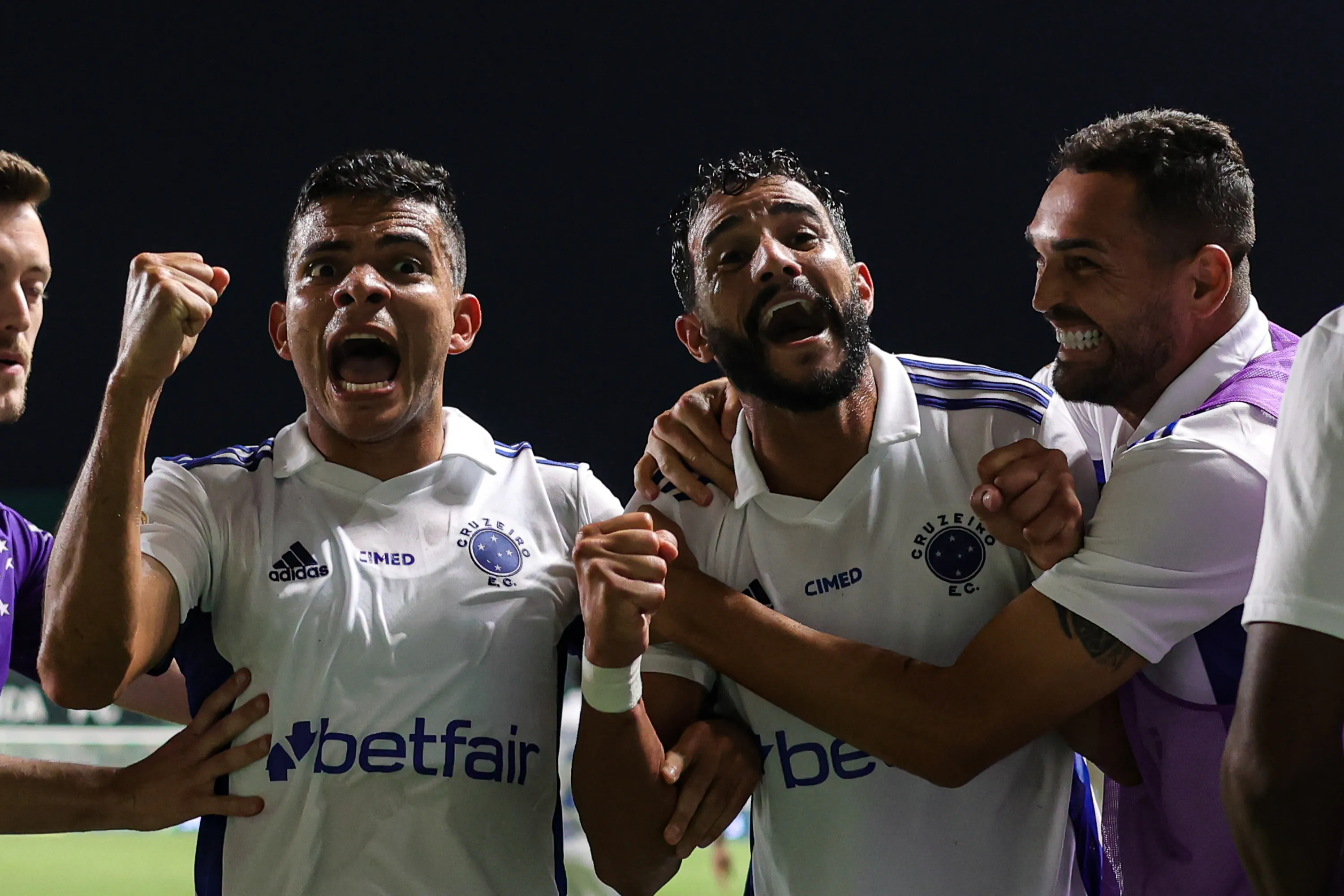Foto: Gilson Junio/AGIF – Bruno Rodrigues, Henrique Dourado e Gilberto comemorando gol do Cruzeiro