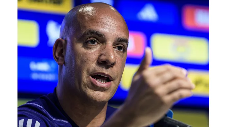 Foto: Gustavo Aleixo/Cruzeiro - Pepa observa situação de possível reforço do Cruzeiro.