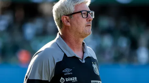 PR – CURITIBA – 10/06/2023 – BRASILEIRO A 2023, CORITIBA X SANTOS – Odair Hellmann tecnico do Santos durante partida contra o Coritiba no estadio Couto Pereira pelo campeonato BRASILEIRO A 2023. Foto: Robson Mafra/AGIF