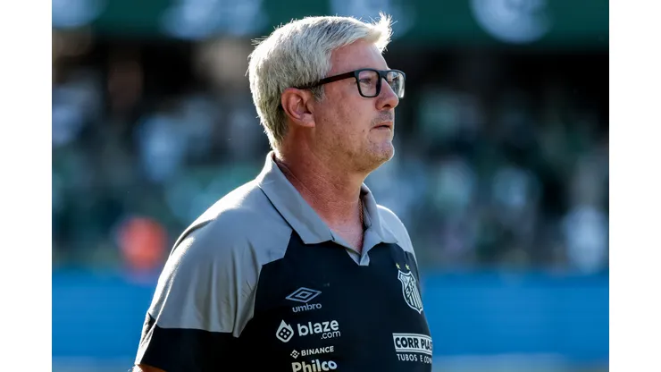 PR - CURITIBA - 10/06/2023 - BRASILEIRO A 2023, CORITIBA X SANTOS - Odair Hellmann tecnico do Santos durante partida contra o Coritiba no estadio Couto Pereira pelo campeonato BRASILEIRO A 2023. Foto: Robson Mafra/AGIF
