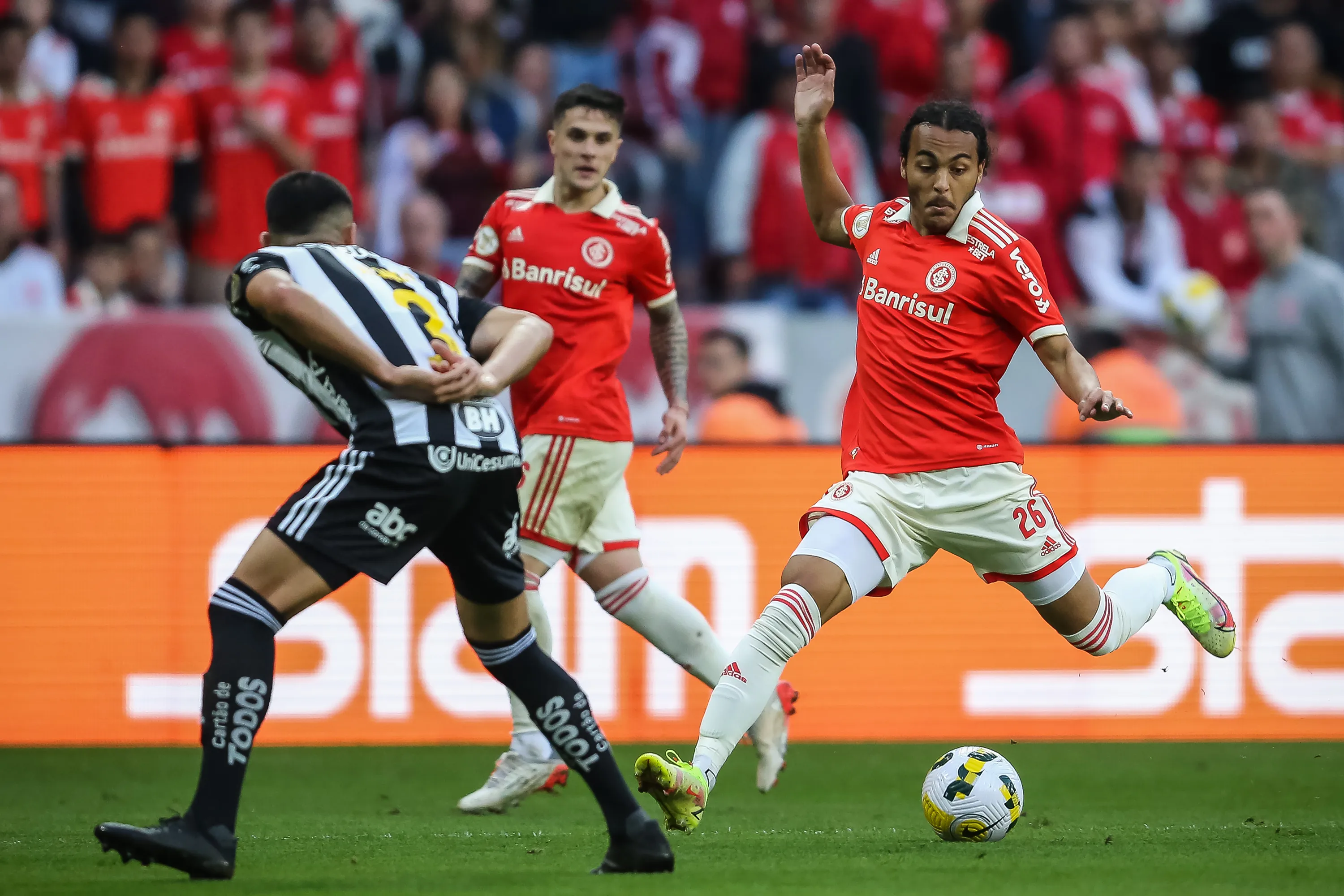 Foto: Pedro H. Tesch/AGIF – Estevão atuando pelo Internacional contra o Atlético-MG em 2022