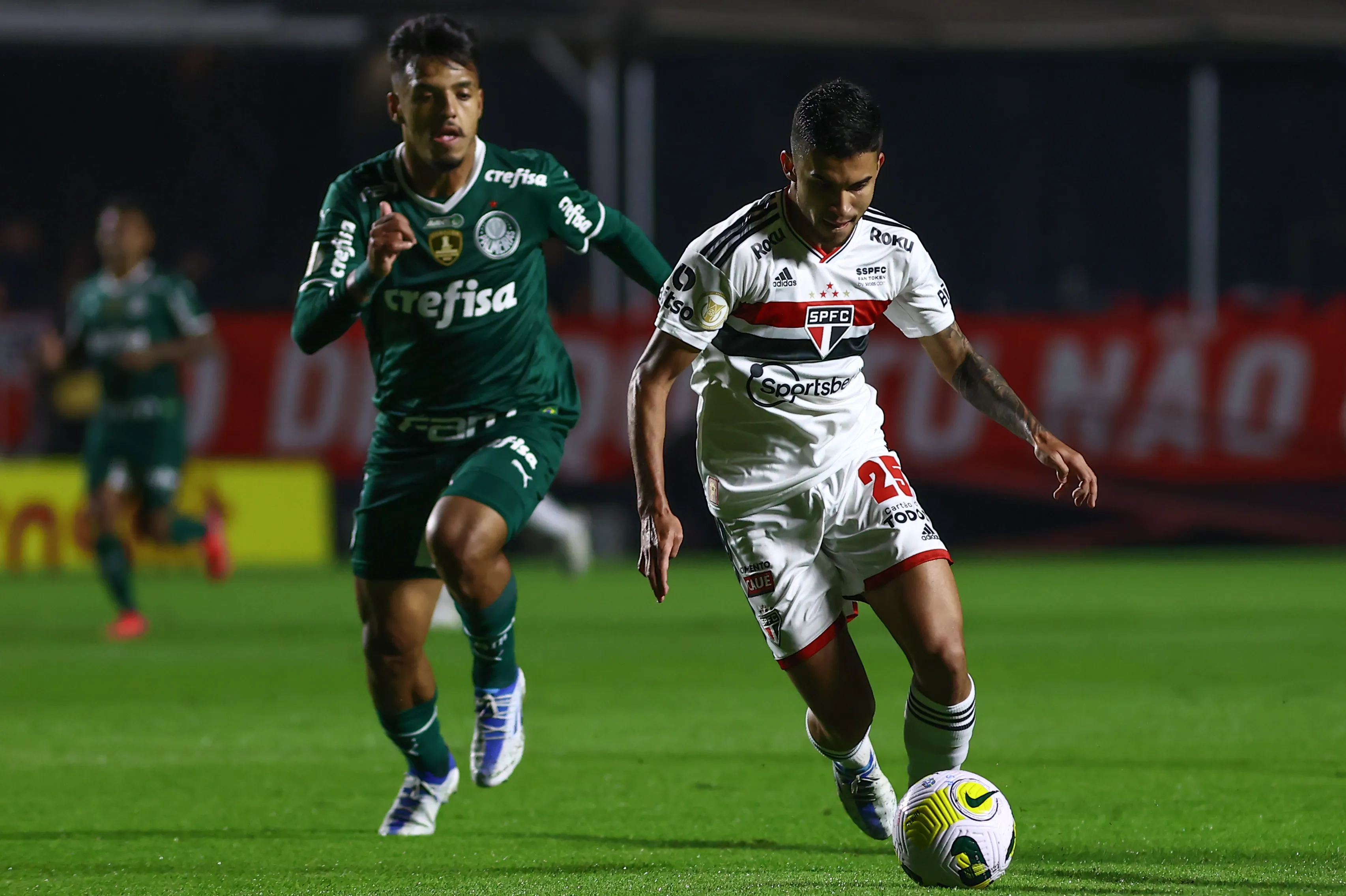 Foto: Marcello Zambrana/AGIF – Rodrigo Nestor e Gabriel Menino em disputa pela bola em Choque-Rei pelo Brasileirão de 2022