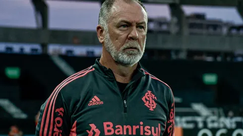 RJ – Rio de Janeiro – 16/10/2022 – BRASILEIRO A 2022, BOTAFOGO X INTERNACIONAL – Mano Menezes tecnico do Internacional durante partida contra o Botafogo no estadio Engenhao pelo campeonato Brasileiro A 2022. Foto: Thiago Ribeiro/AGIF