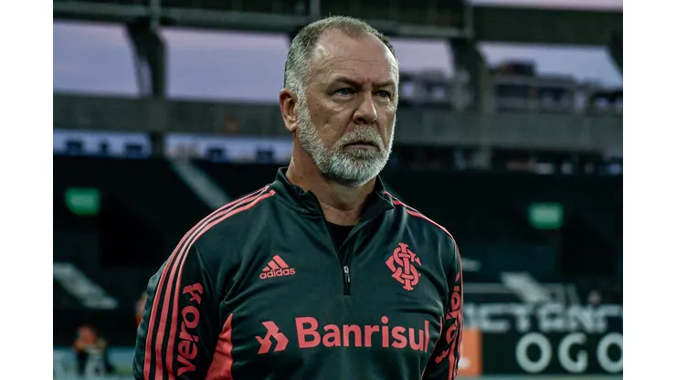 RJ - Rio de Janeiro - 16/10/2022 - BRASILEIRO A 2022, BOTAFOGO X INTERNACIONAL - Mano Menezes tecnico do Internacional durante partida contra o Botafogo no estadio Engenhao pelo campeonato Brasileiro A 2022. Foto: Thiago Ribeiro/AGIF