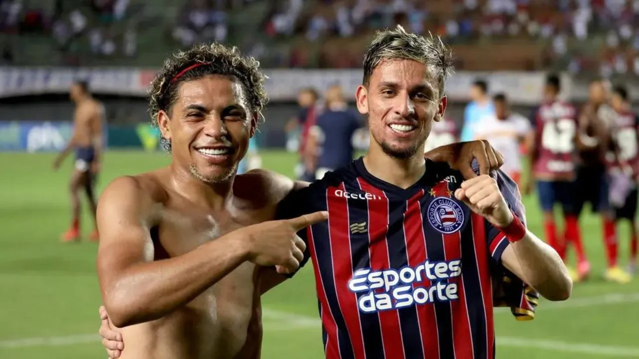 Foto: Felipe Oliveira / EC Bahia – Jacaré e Biel celebrando título estadual pelo Bahia