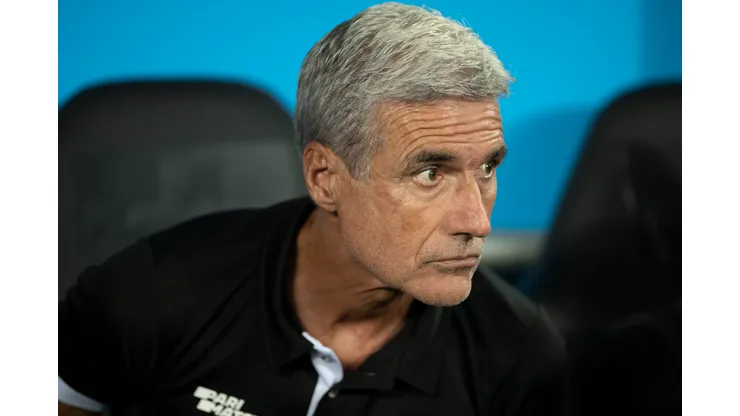 RJ - RIO DE JANEIRO - 20/04/2023 - COPA SUL-AMERICANA 2023, BOTAFOGO X CESAR VALLEJO - Luis Castro tecnico do Botafogo durante partida contra o Cesar Vallejo no estadio Engenhao pelo campeonato Copa Sul-Americana 2023. Foto: Jorge Rodrigues/AGIF