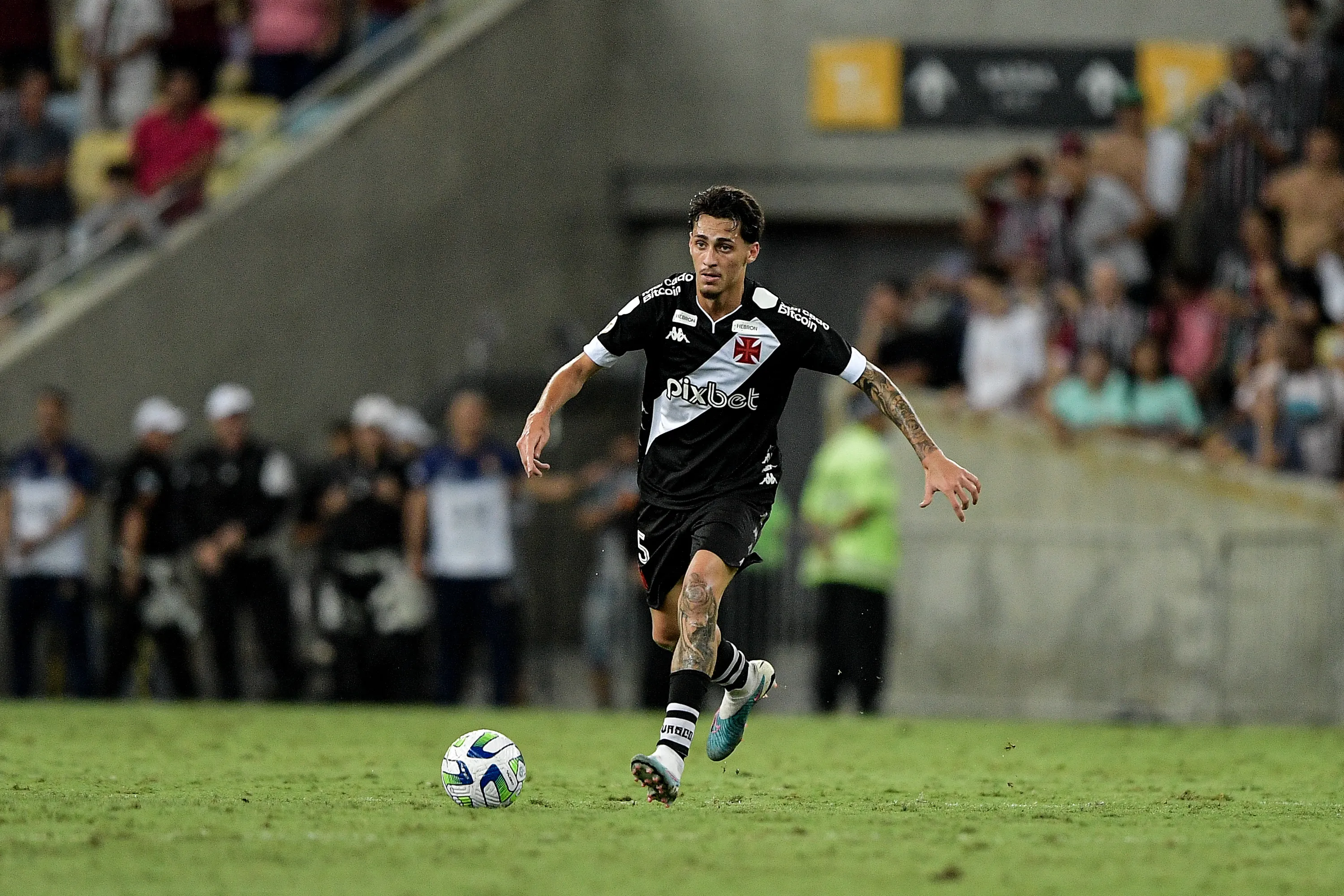 Foto: Thiago Ribeiro/AGIF – Marlon Gomes atuando no Vasco