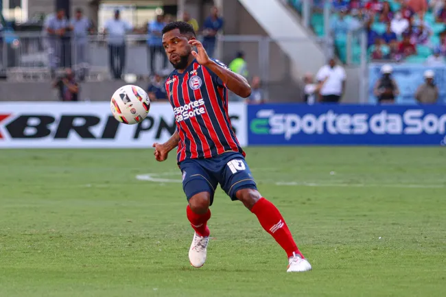 Foto: Renan Oliveira/AGIF – Cicinho atuando pelo Bahia
