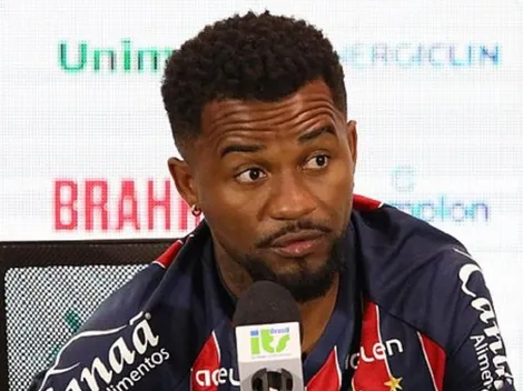 Cicinho desabafa e manda recado para torcida do Bahia sobre momento no clube