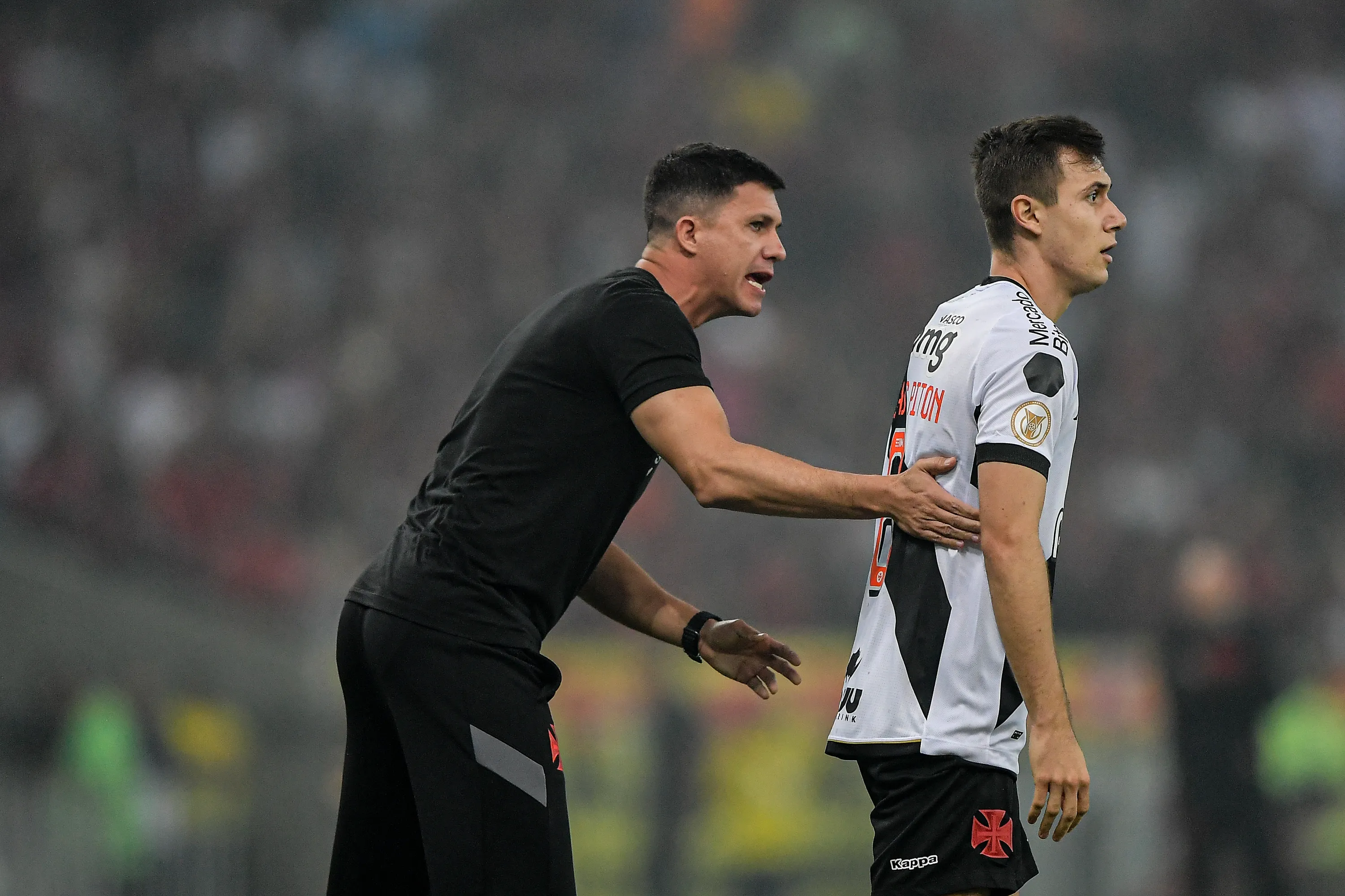 Foto: Thiago Ribeiro/AGIF – Maurício Barbieri dando orientações para Lucas Píton