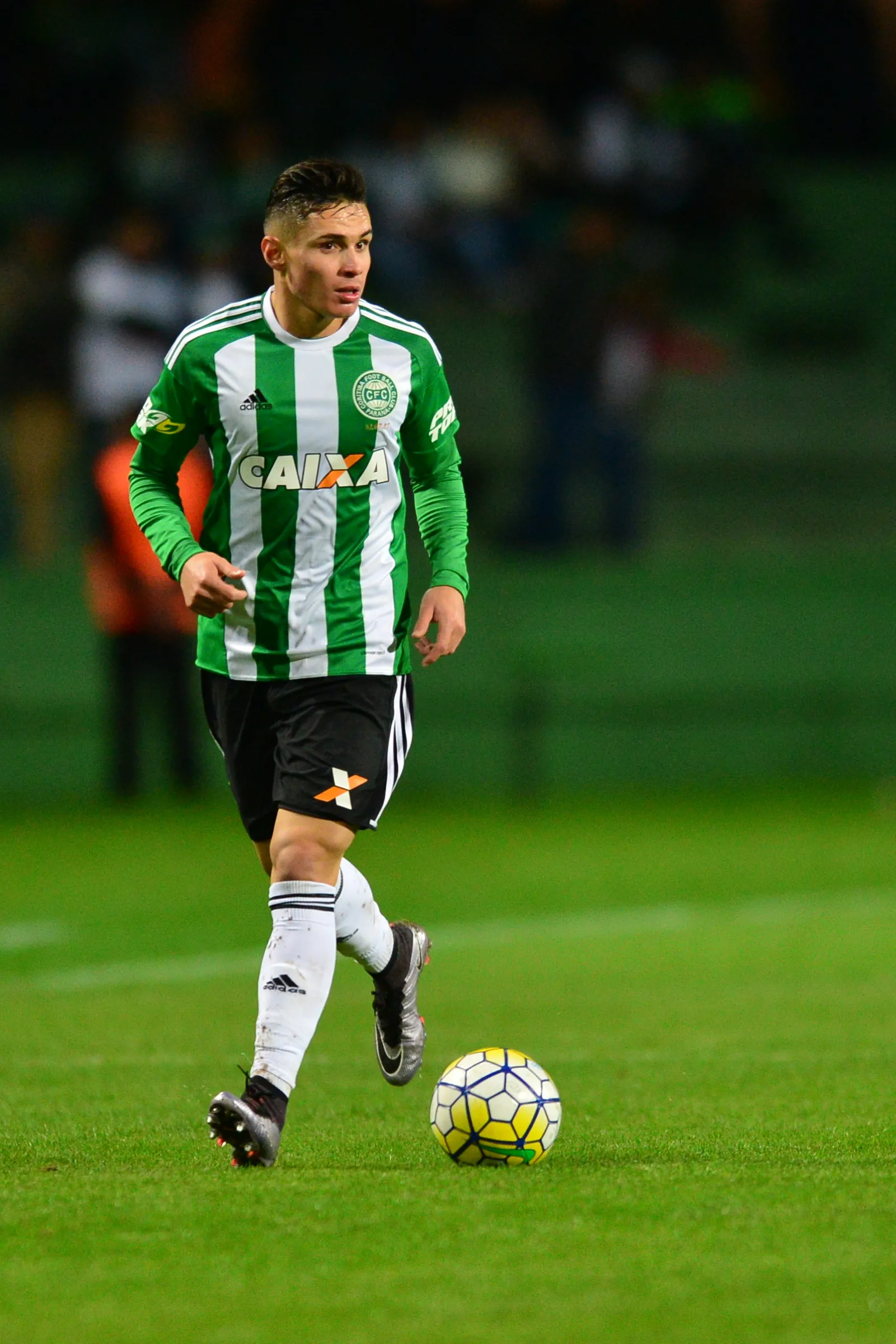 Foto: Jason Silva/AGIF – Raphael Veiga atuando no Coritiba