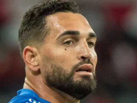 PRESENTE GREGO? Torcida pede ação da direção contra Gilberto