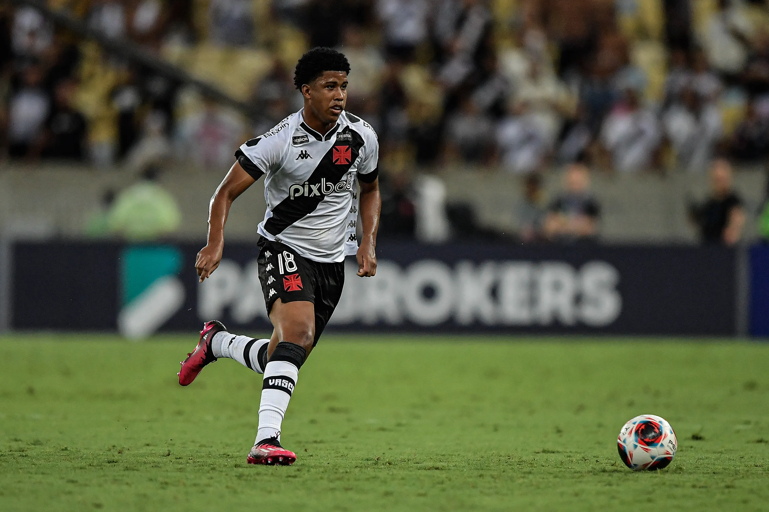 Foto: Thiago Ribeiro/AGIF – Andrey Santos atuando pelo Vasco