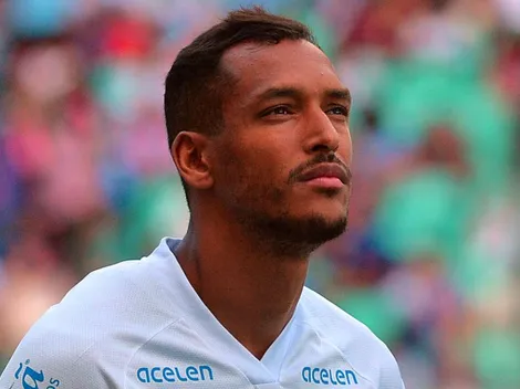  Ops! David Duarte entra no 2º tempo contra Santos com camisa de Kanu e corre pra trocar