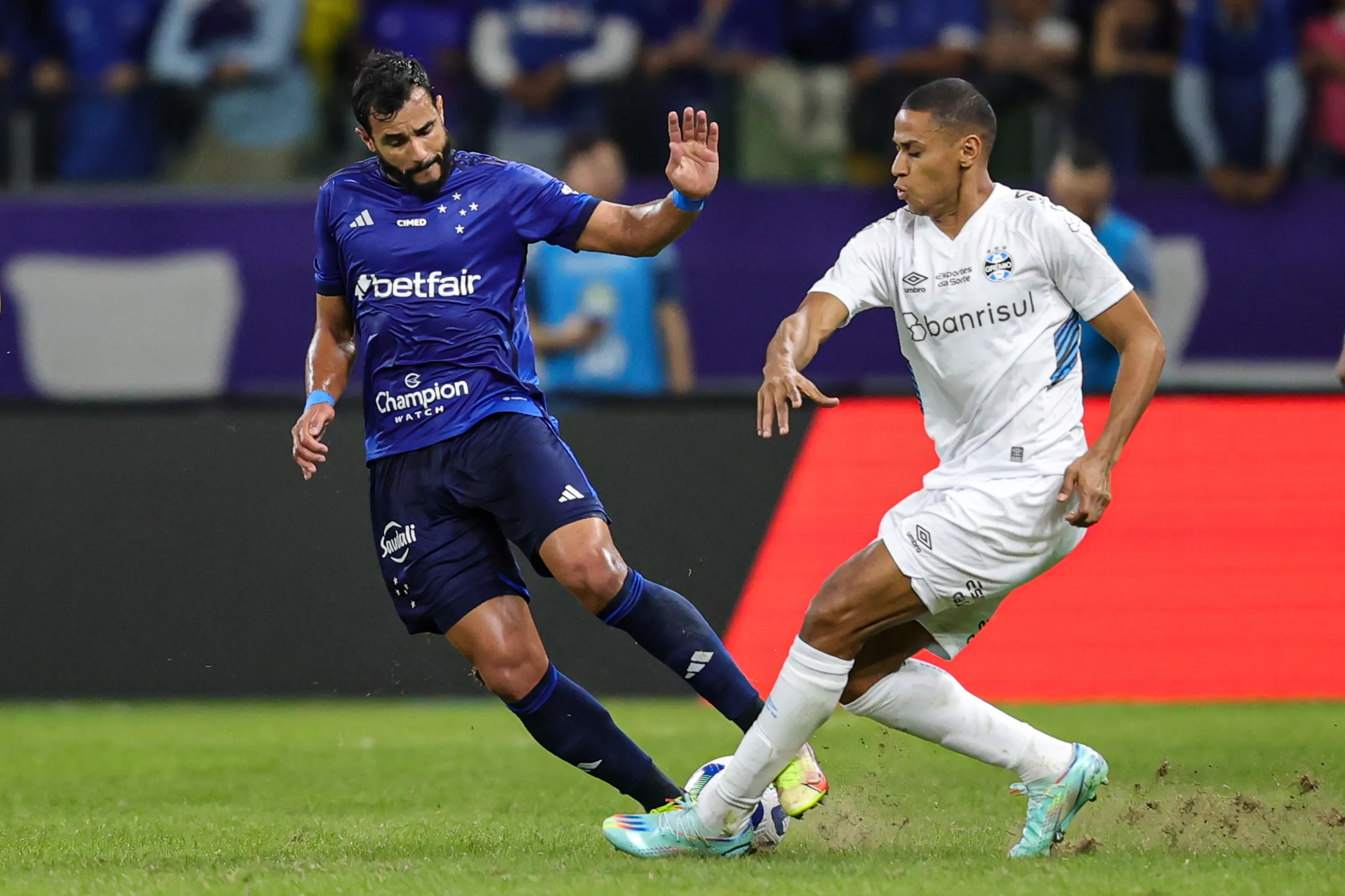 Foto: Gilson Junio/AGIF – Lance entre Dourado e B. Alves mostrando a qualidade do gramado do Mineirão