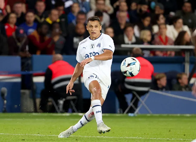 (Photo by Jean Catuffe/Getty Images) – Alexis Sanchez no Olympique de Marselha em 2022