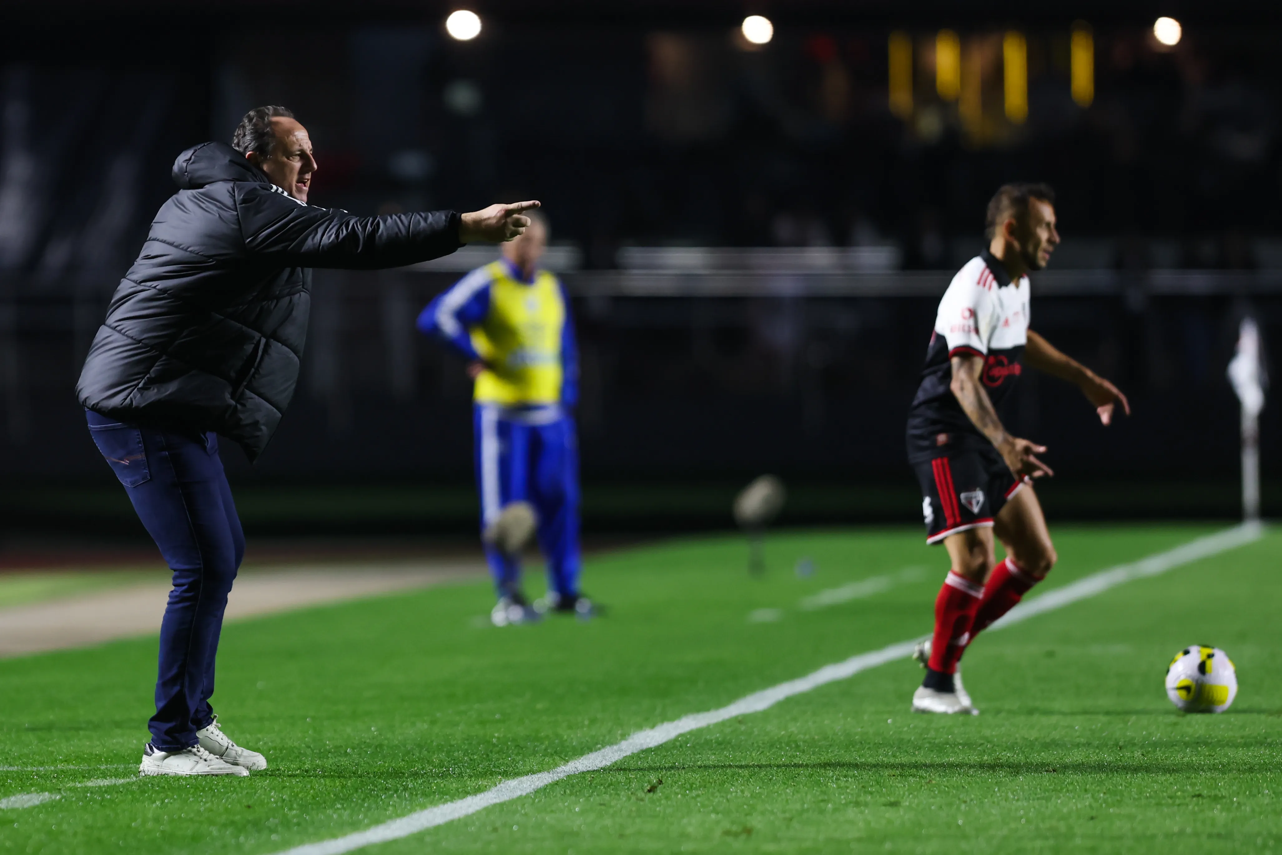 Foto: Marcello Zambrana/AGIF – Rogério Ceni comandando o São Paulo