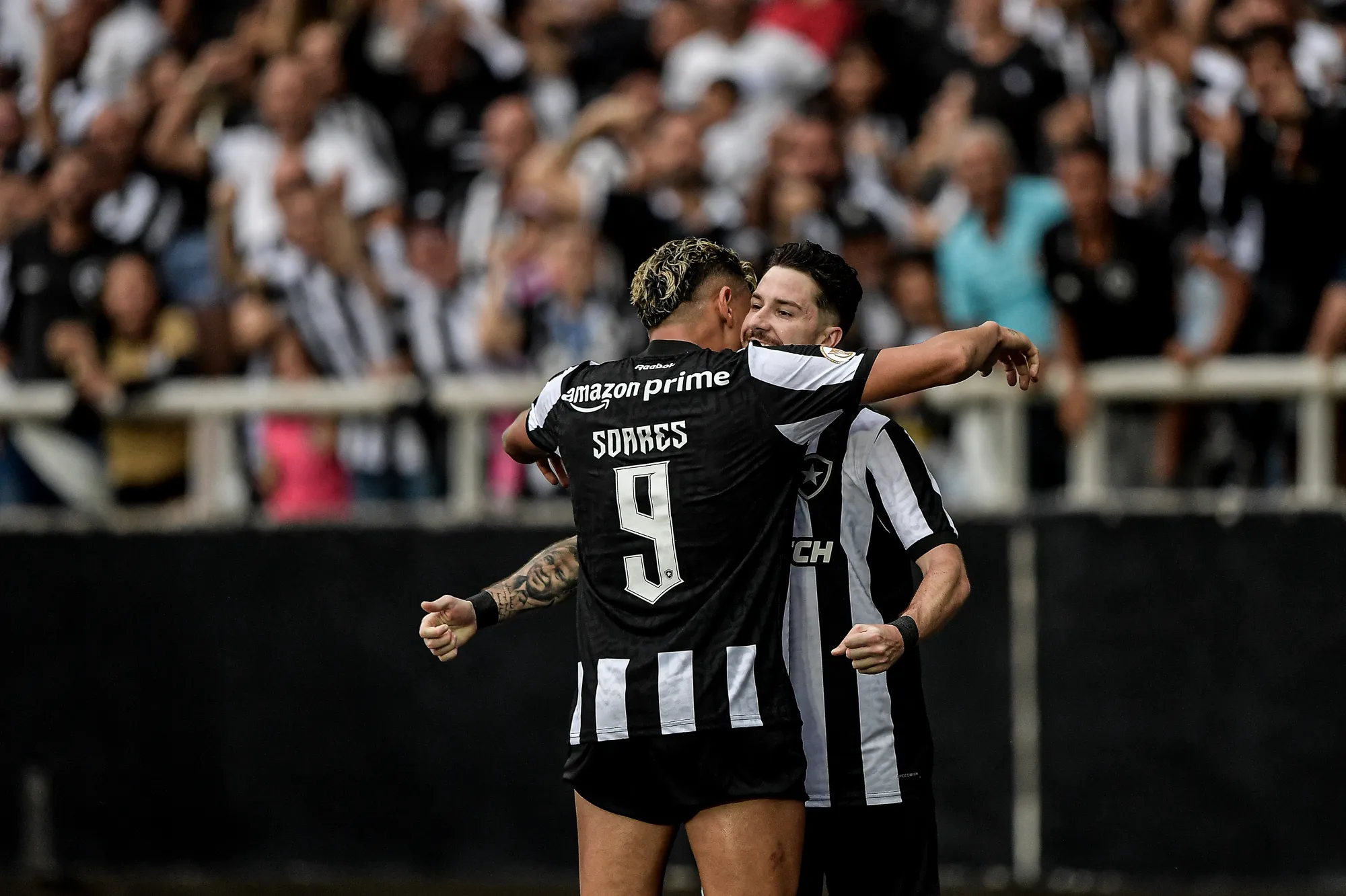 Foto: Thiago Ribeiro/AGIF – Gustavo Sauer e Tiquinho Soares se abraçando em comemoração de gol