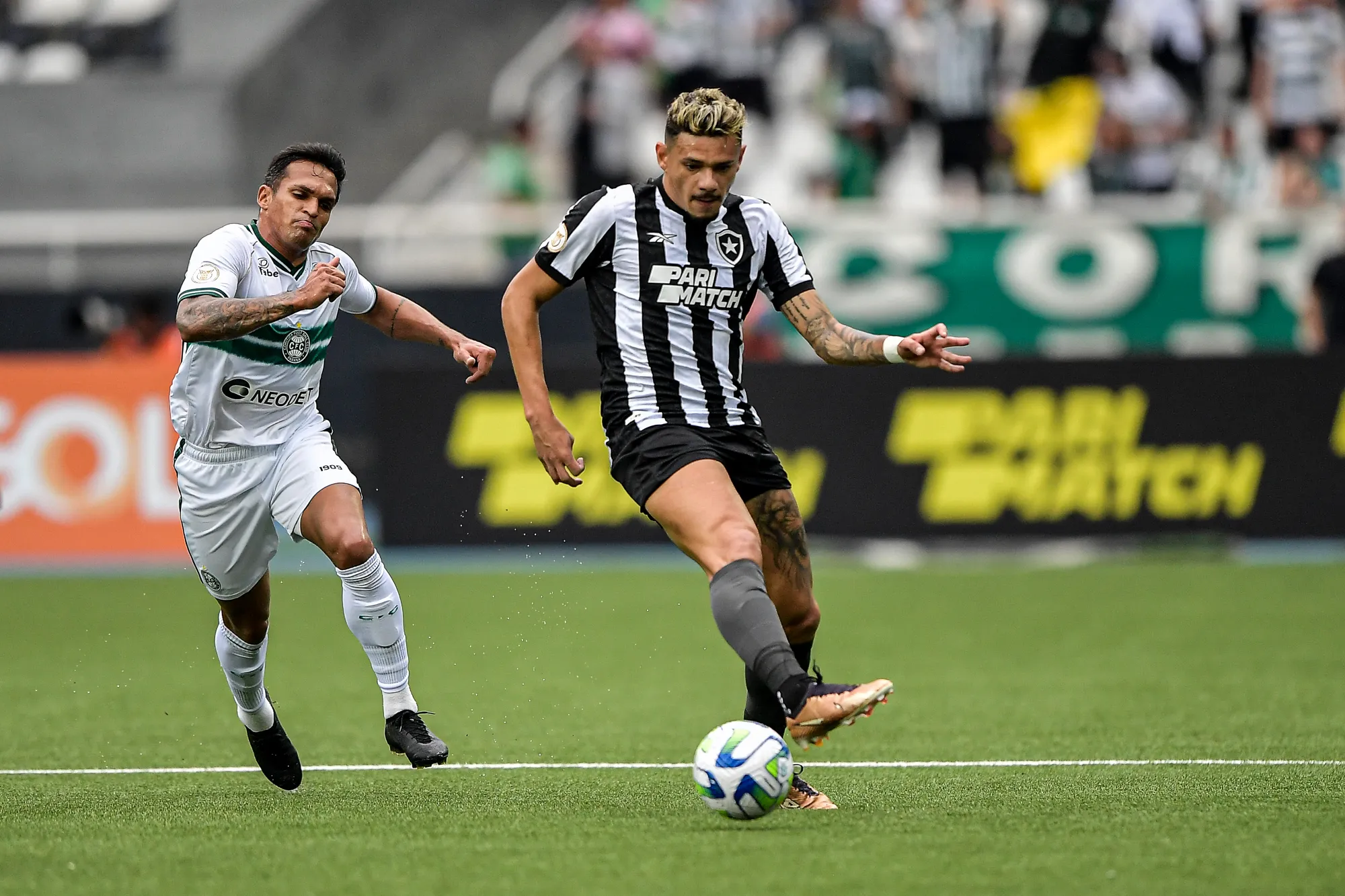Foto: Thiago Ribeiro/AGIF – Tiquinho Soares atuando em Botafogo x Coritiba