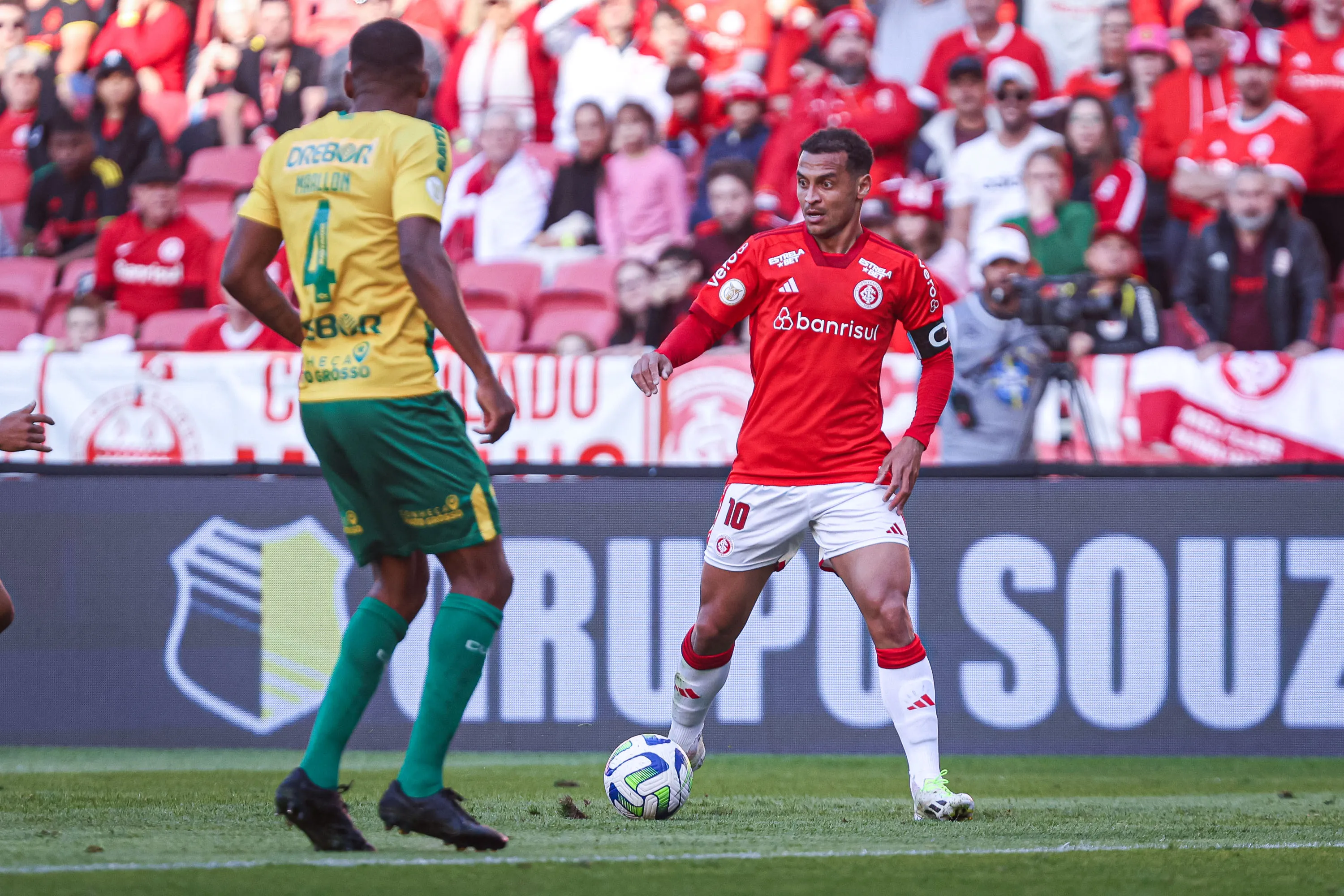 Foto: Maxi Franzoi/AGIF – Alan Patrick em lance entre Internacional x Cuiabá