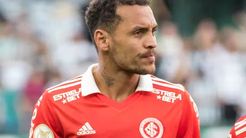PR – Curitiba – 23/10/2022 – BRASILEIRO A 2022, CORITIBA X INTERNACIONAL – Alan Patrick jogador do Internacional durante execucao do hino nacional antes da partida contra o Coritiba no estadio Couto Pereira pelo campeonato Brasileiro A 2022. Foto: Robson Mafra/AGIF