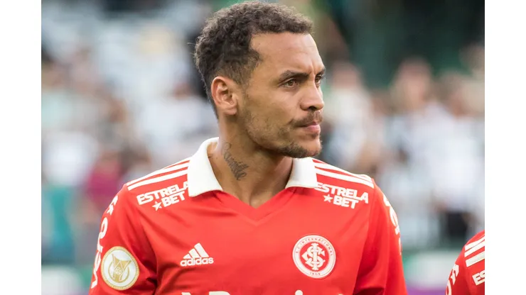 PR - Curitiba - 23/10/2022 - BRASILEIRO A 2022, CORITIBA X INTERNACIONAL - Alan Patrick jogador do Internacional durante execucao do hino nacional antes da partida contra o Coritiba no estadio Couto Pereira pelo campeonato Brasileiro A 2022. Foto: Robson Mafra/AGIF