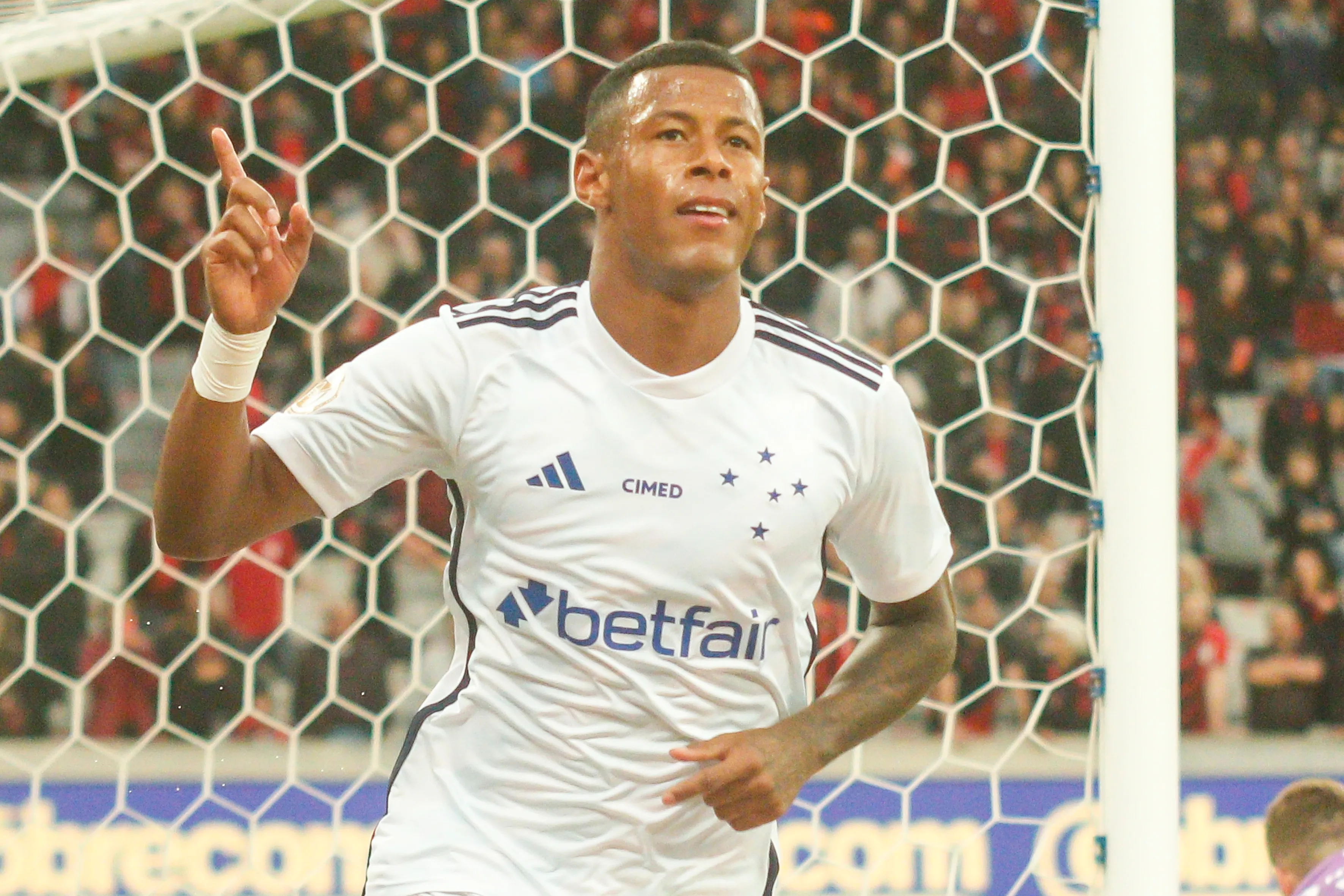 Foto: Gabriel Machado/AGIF – Arthur Gomes caiu nas graças do torcedor do Cruzeiro em sua estreia