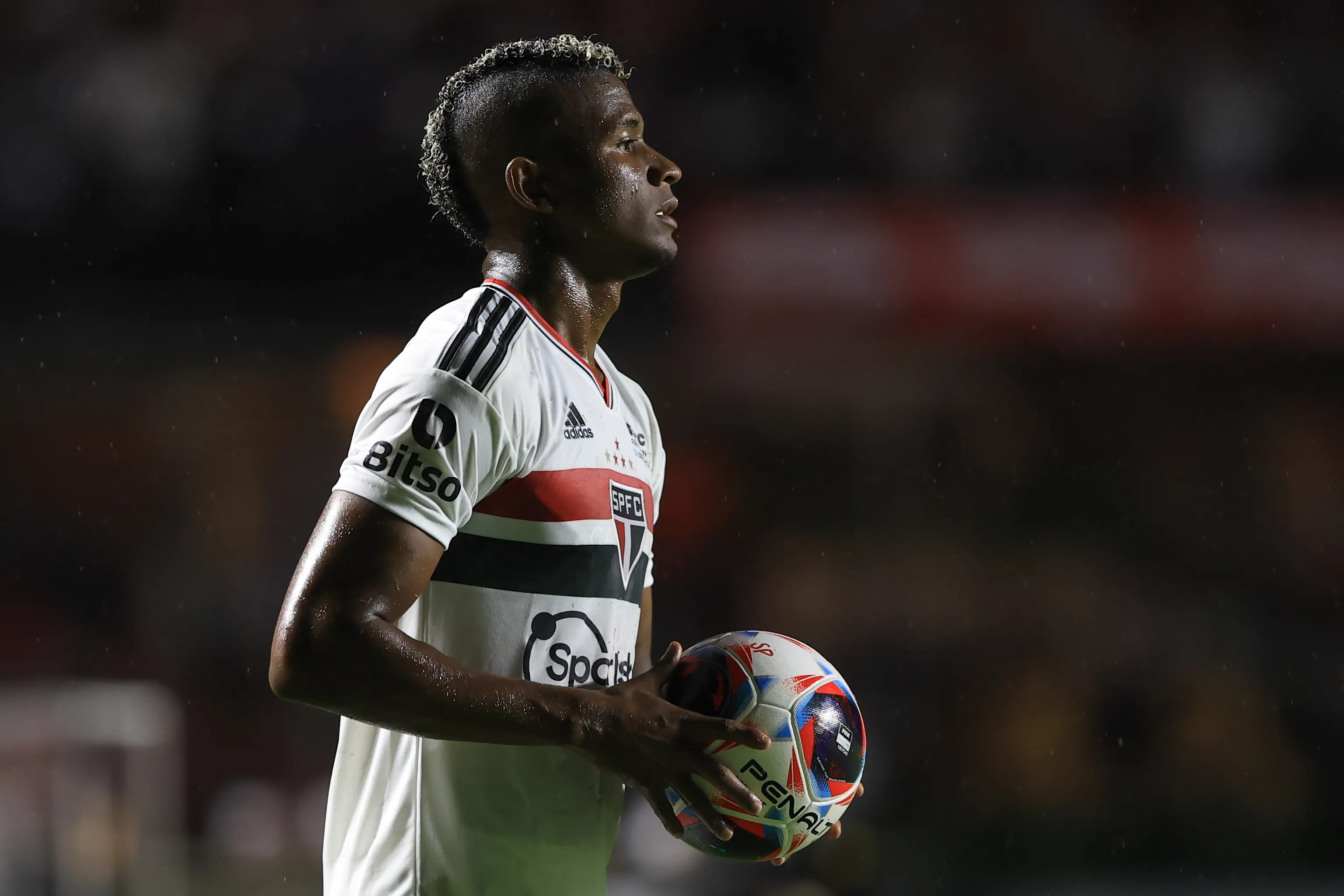 Foto: Marcello Zambrana/AGIF – Orejuela atuando no São Paulo