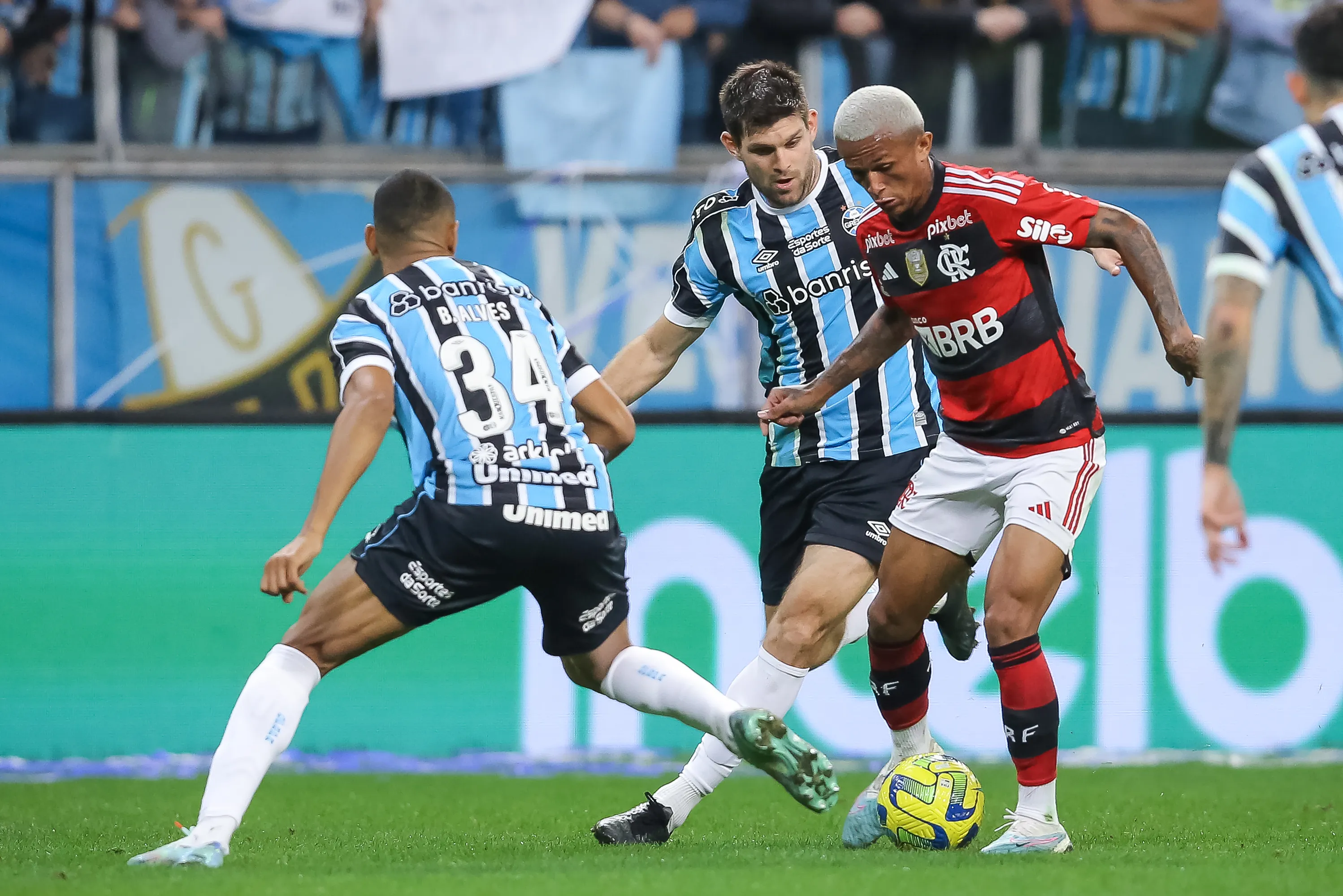 Foto: Pedro H. Tesch/AGIF – Kannemann em lance de Grêmio x Flamengo