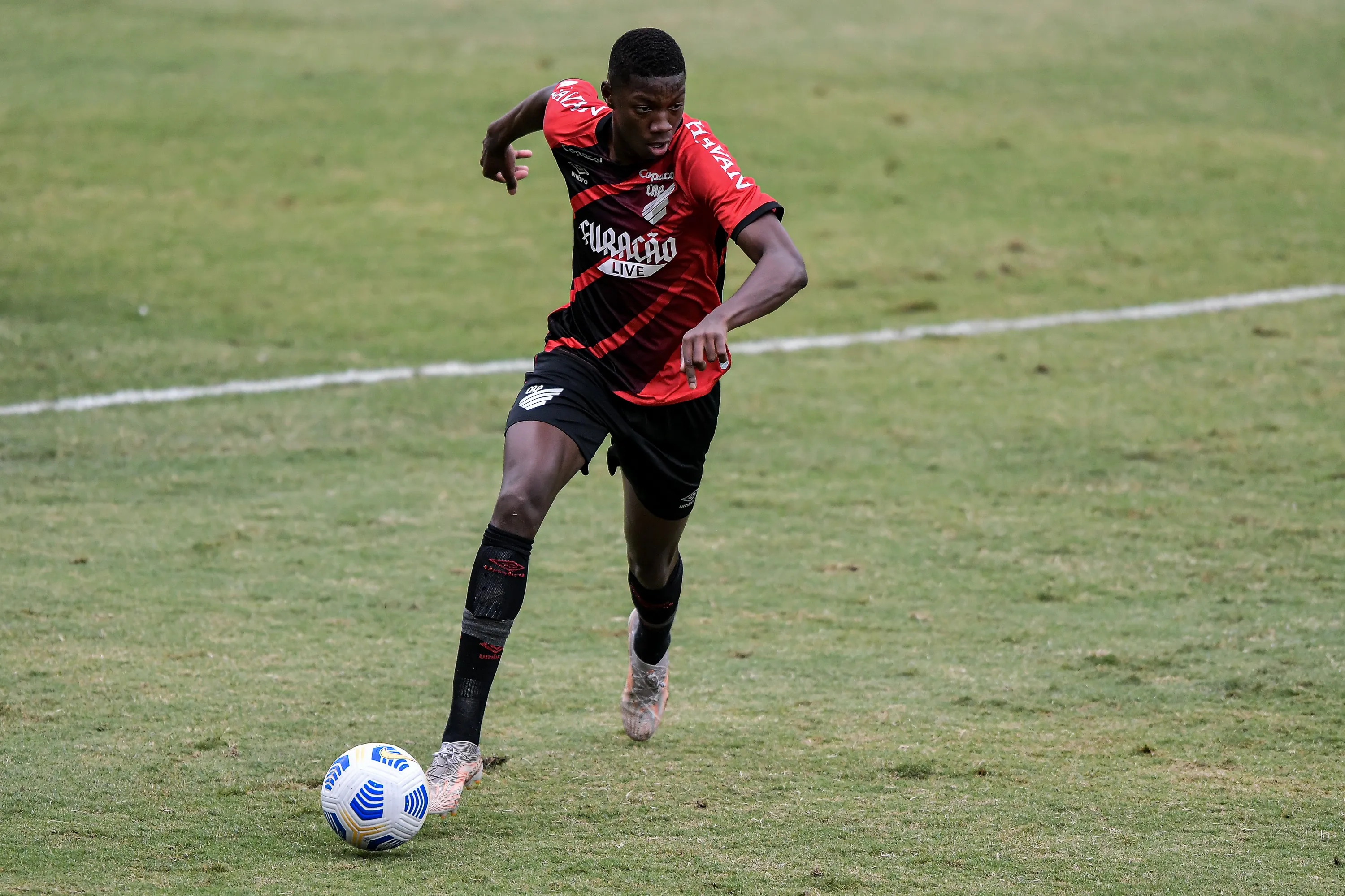 Foto: Thiago Ribeiro/AGIF – Matheus Babi atuando pelo Athlético-PR em 2021