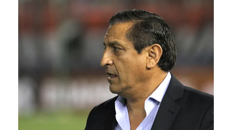 ASUNCION, PARAGUAY - MARCH 29: Ramon Diaz coach of Paraguay looks on during a match between Paraguay and Brazil as part of FIFA 2018 World Cup Qualifiers at Defensores del Chaco Stadium on March 29, 2016 in Asuncion, Paraguay. (Photo by Luis Vera/LatinContent via Getty Images)