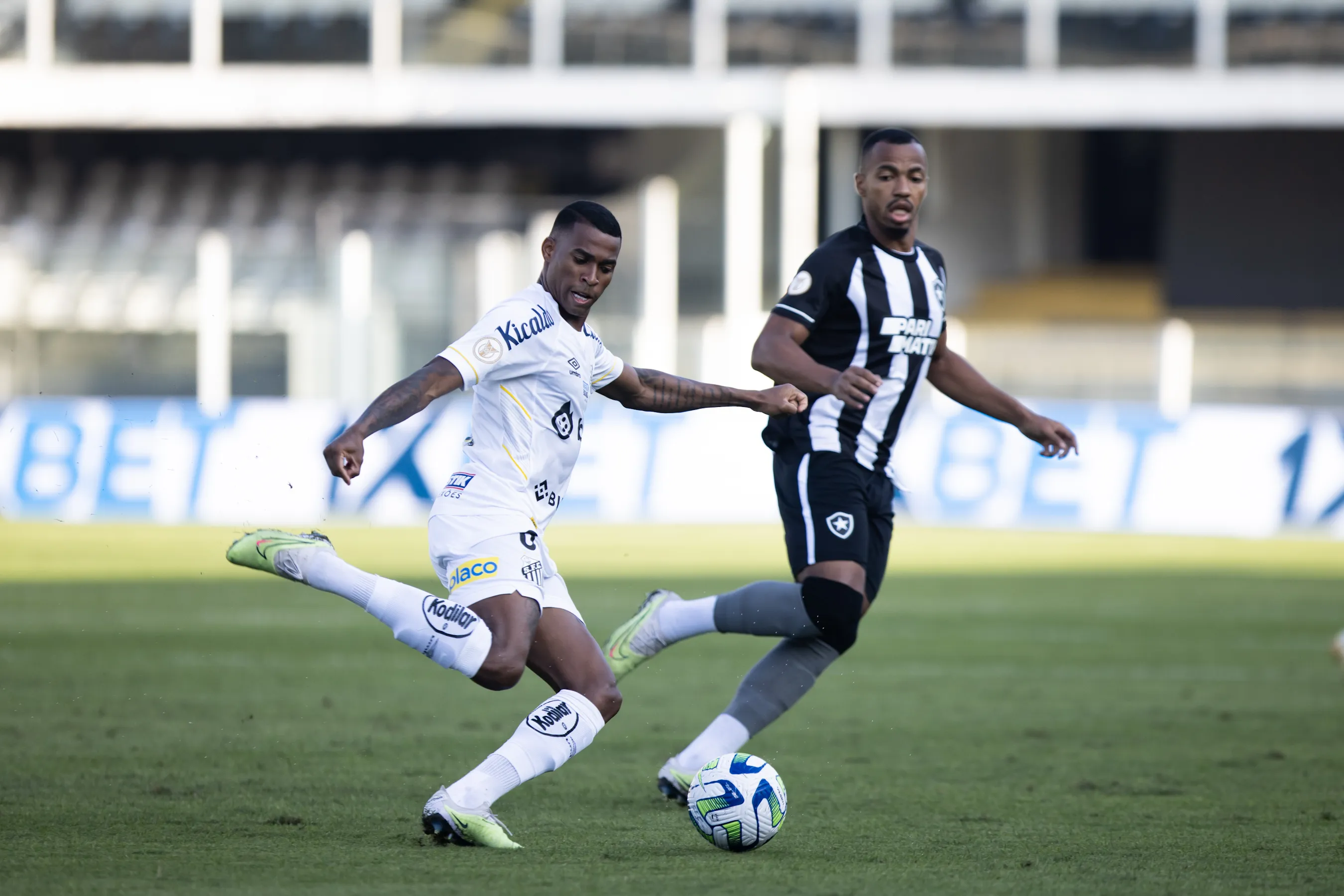 Foto: Abner Dourado/AGIF – Jean Lucas atuando em Santos x Botafogo