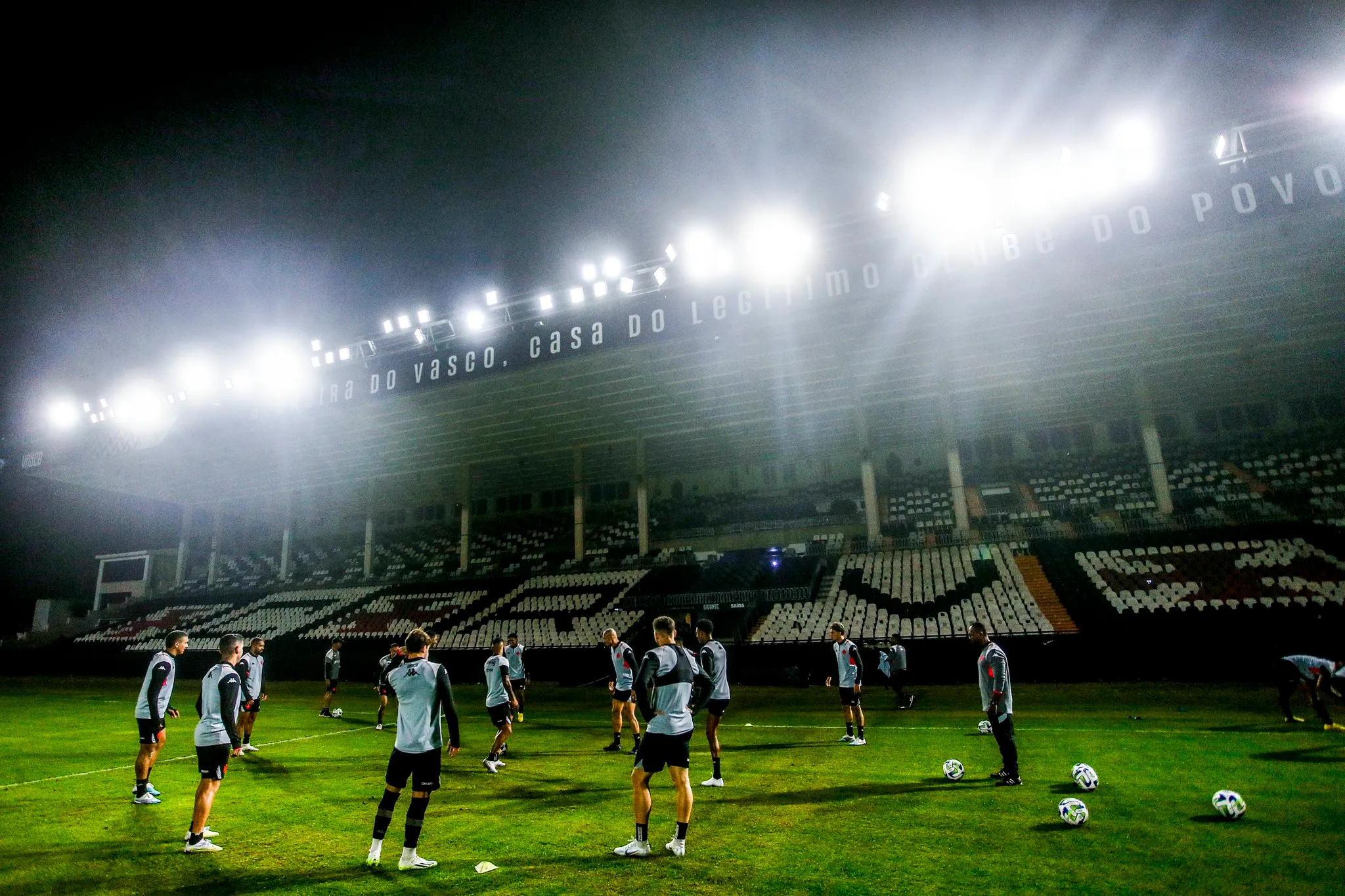 Foto: Reprodução/Vasco – Elenco do Vasco treinando em São Januário