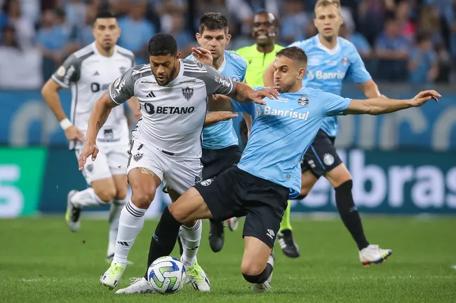 Foto: Pedro H. Tesch/AGIF – Hulk e Bruno Uvini disputando a bola em lance de Grêmio x Atlético-MG