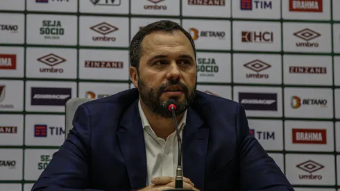 FOTO: MARCELO GONÇALVES / FLUMINENSE F.C – Mário Bittencourt observa situação de jogador revelado no clube.
