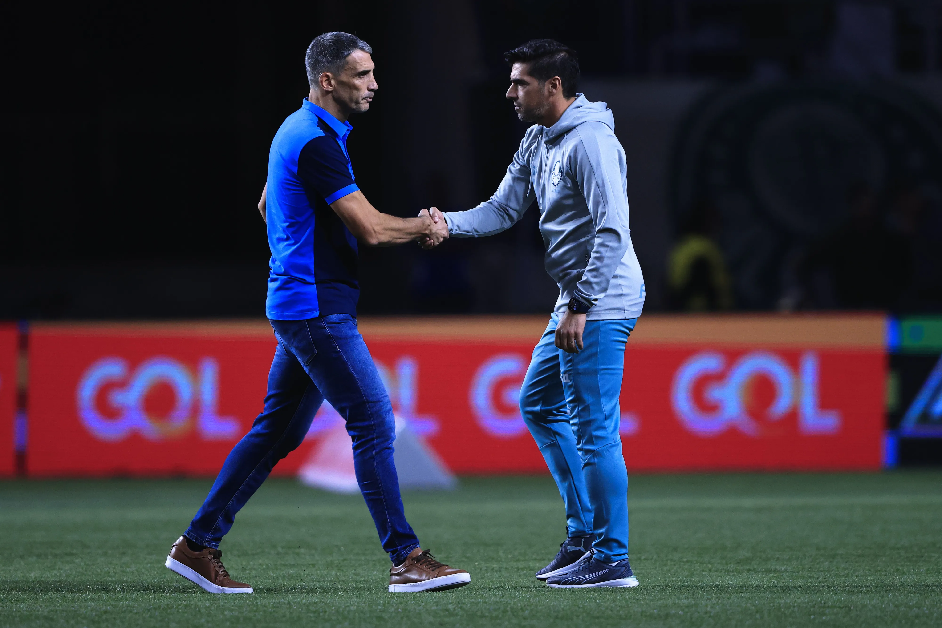 Foto: Ettore Chiereguini/AGIF – Juan Pablo Vojvoda cumprimentando Abel Ferreira