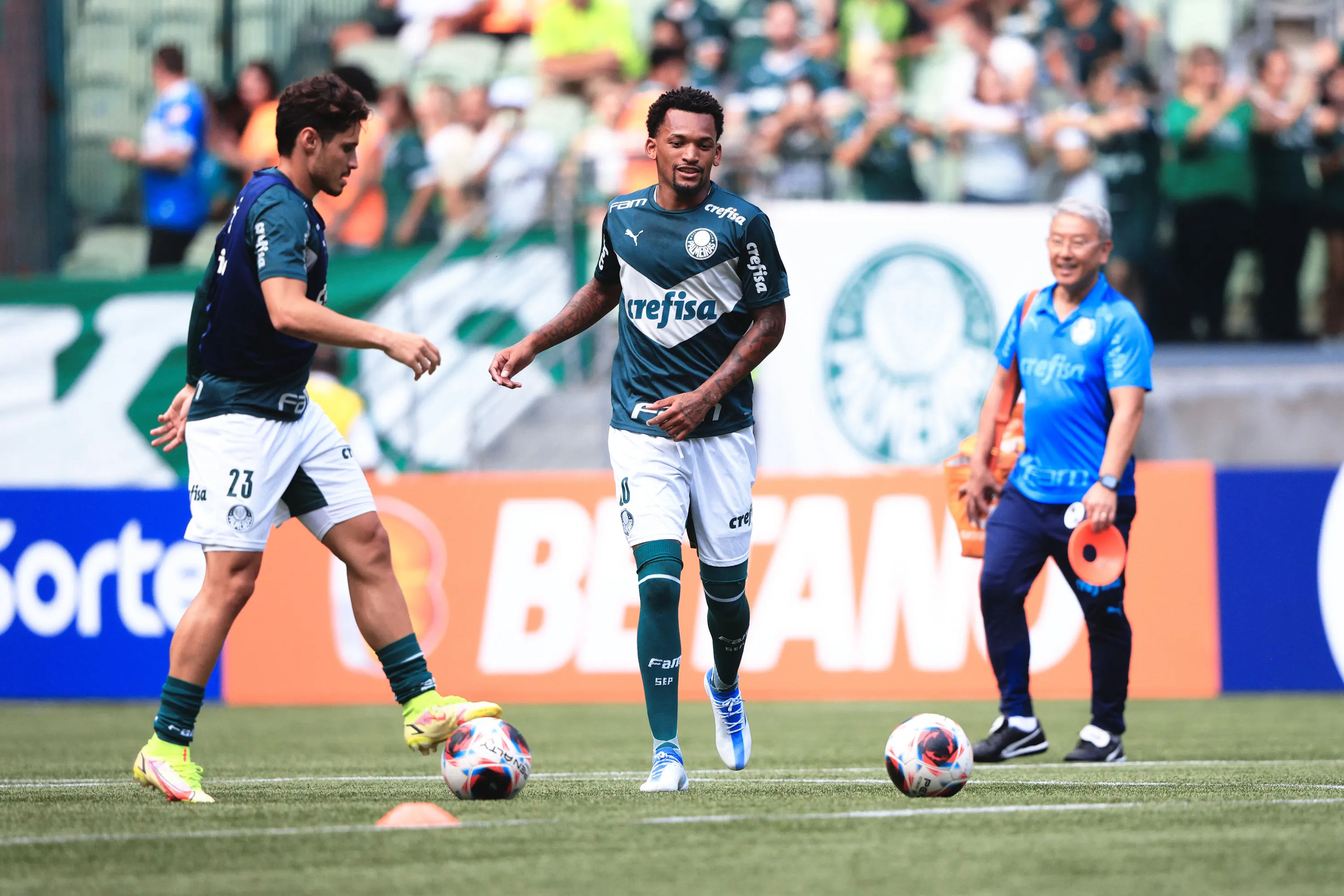 Foto: Ettore Chiereguini/AGIF – Veiga e Jailson aquecendo juntos no Palmeiras