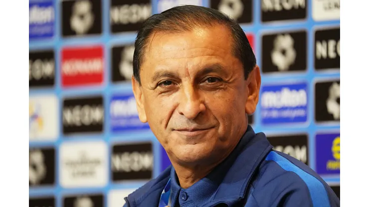SAITAMA, JAPAN - MAY 05: Al-Hilal head coach Ramon Diaz looks on ahead of the AFC Champions League final second leg between Urawa Red Diamonds and Al-Hilal at Saitama Stadium on May 05, 2023 in Saitama, Japan. (Photo by Etsuo Hara/Getty Images)