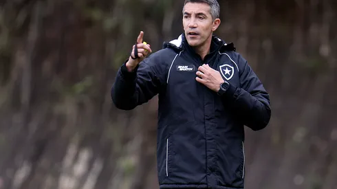 Foto: Vitor Silva/Botafogo - Bruno Lage se aproxima de reforço no meio-campo.