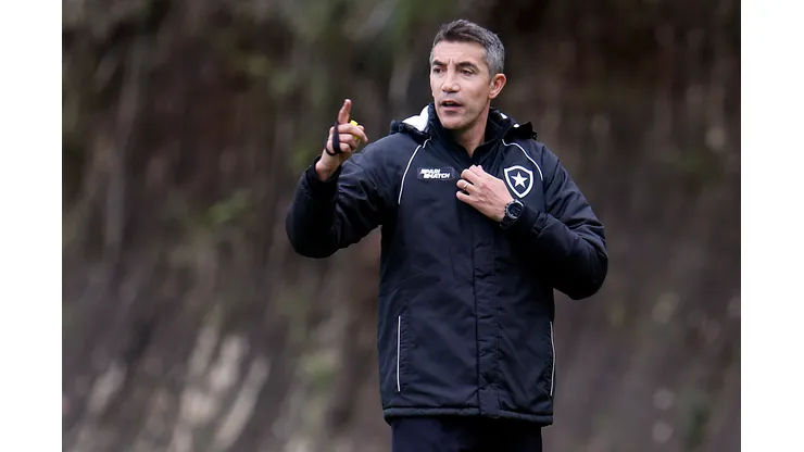 Foto: Vitor Silva/Botafogo - Bruno Lage se aproxima de reforço no meio-campo.