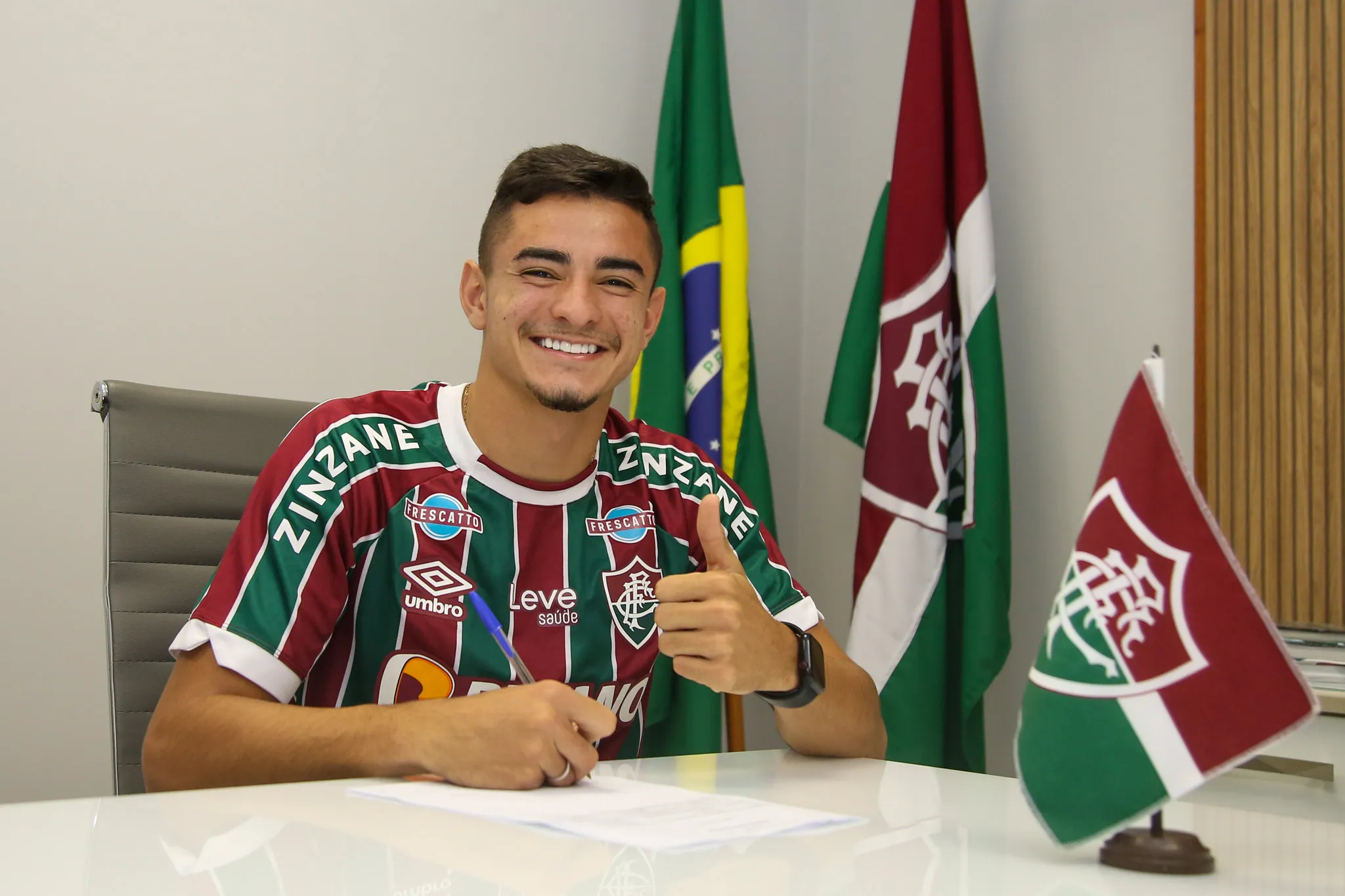 Foto: Reprodução/ Fluminense – Felipe Andrade assinando contrato