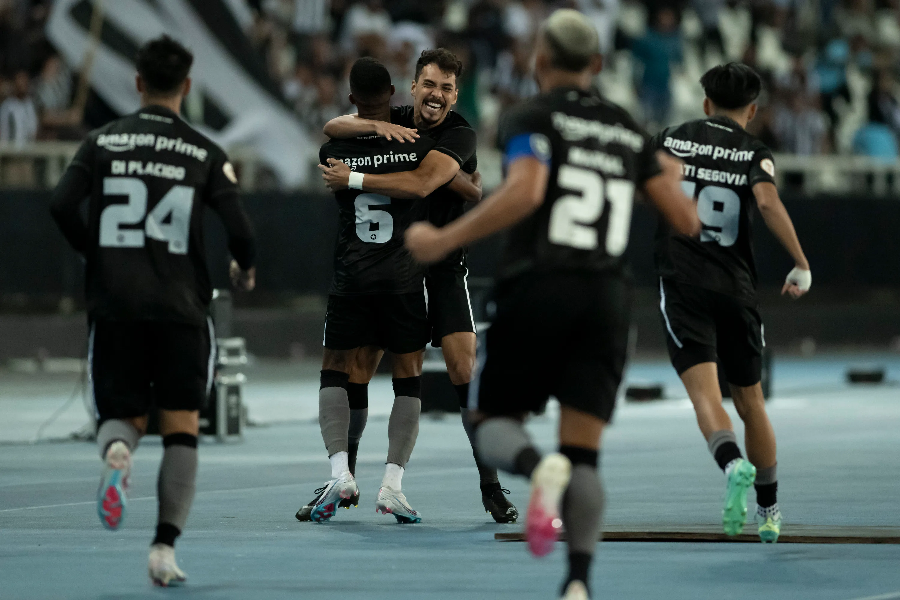 Foto: Jorge Rodrigues/AGIF – Jogadores do Botafogo comemorando gol