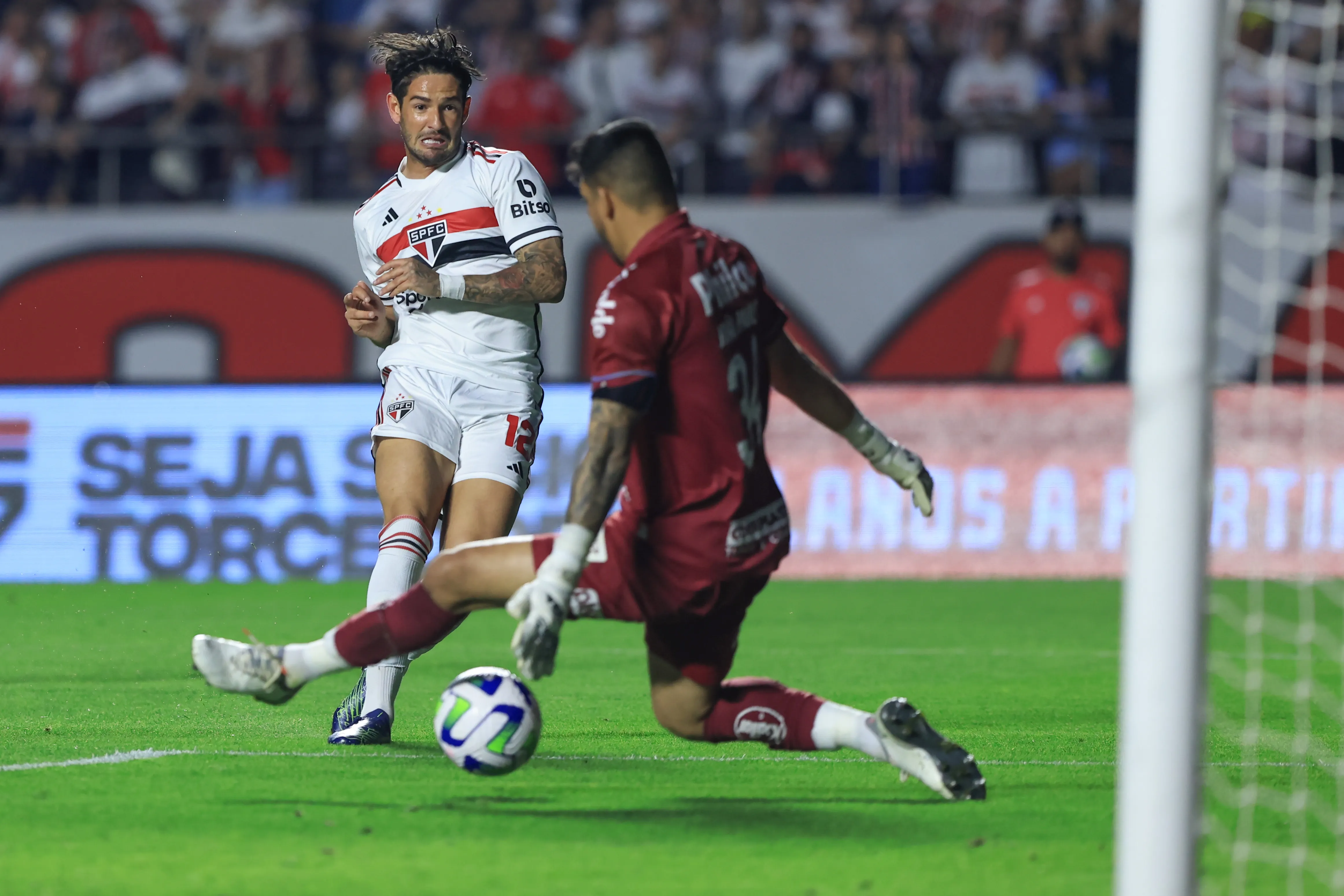 Foto: Marcello Zambrana/AGIF – Pato marcando em seu retorno ao São Paulo