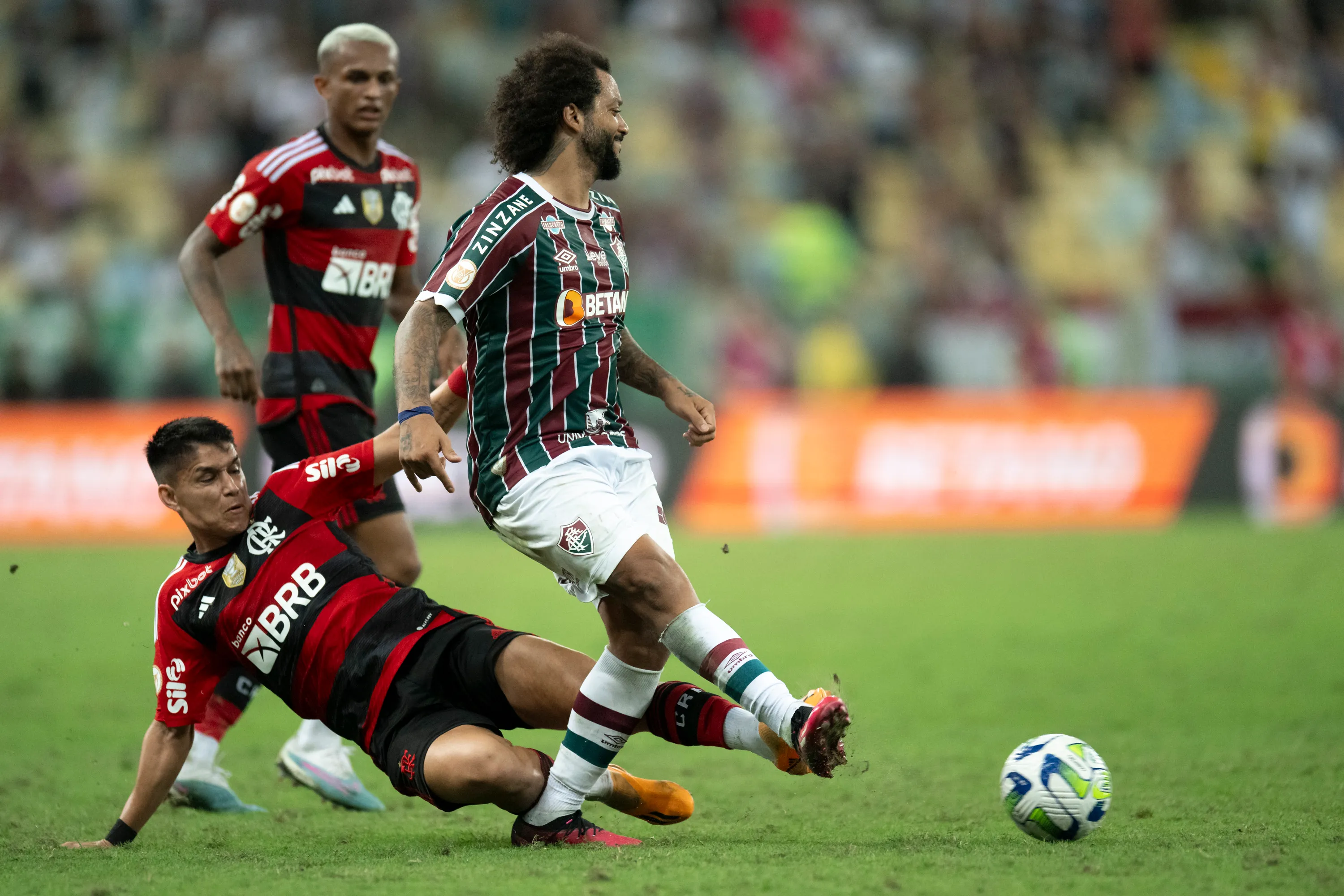 Foto: Jorge Rodrigues/AGIF – Lance entre Marcelo e Luiz Araújo no clássico